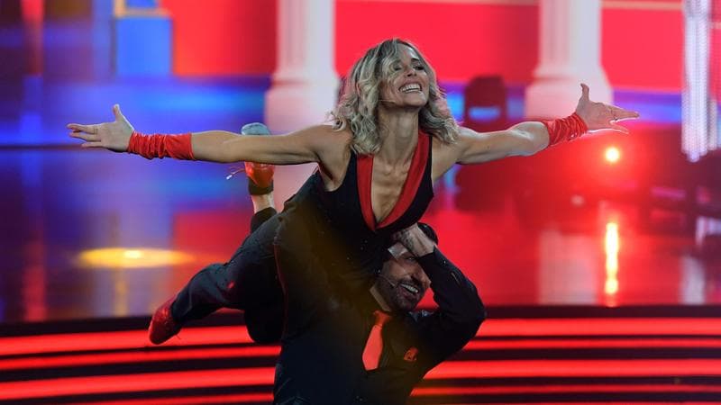 “Ballando” a notte fonda: Milly Carlucci scende in pista dopo Italia-Estonia