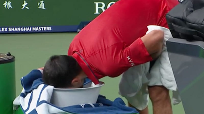 Shanghai, Djokovic vomita ancora durante il match con Vacherot: “Prossima domanda, per favore”
