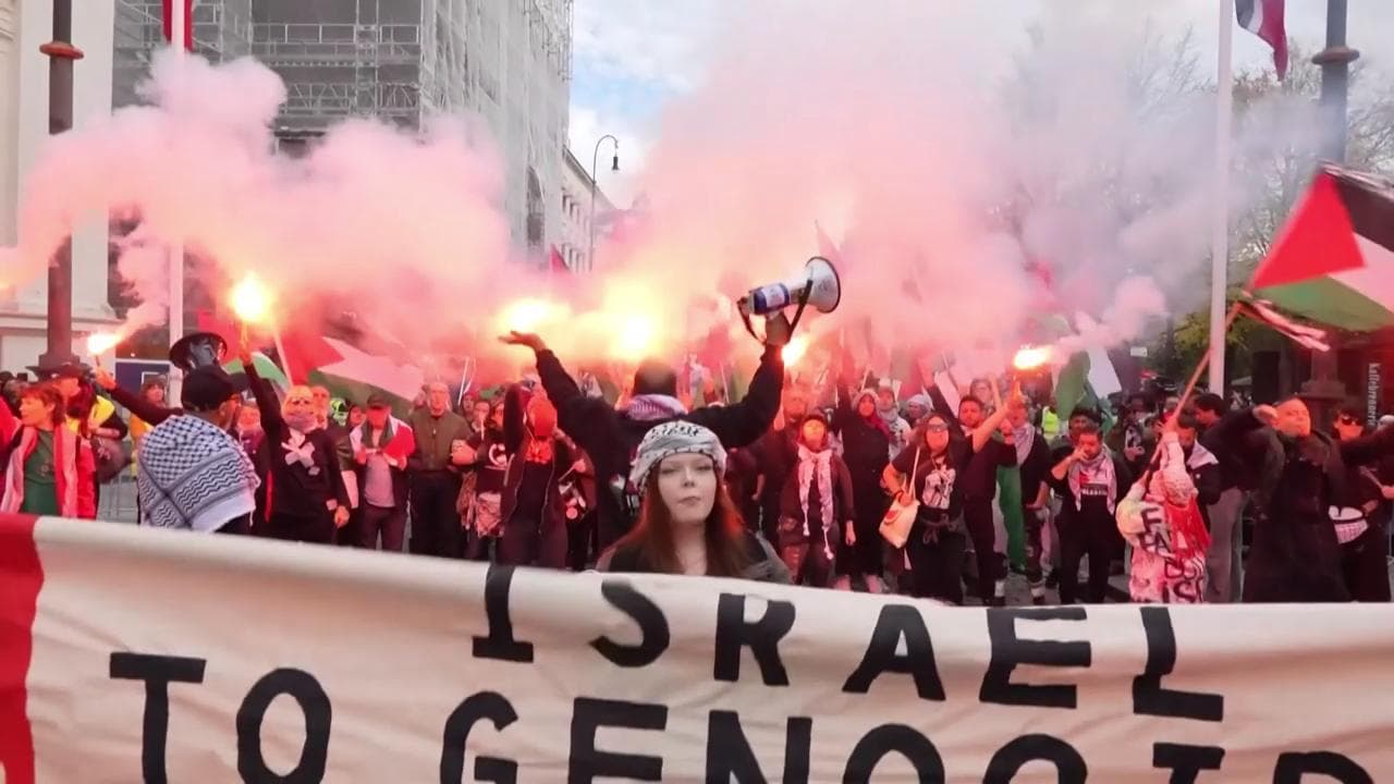 Oslo, protesta contro Norvegia-Israele: "Violano ogni diritto, vanno banditi da Fifa e Uefa"
