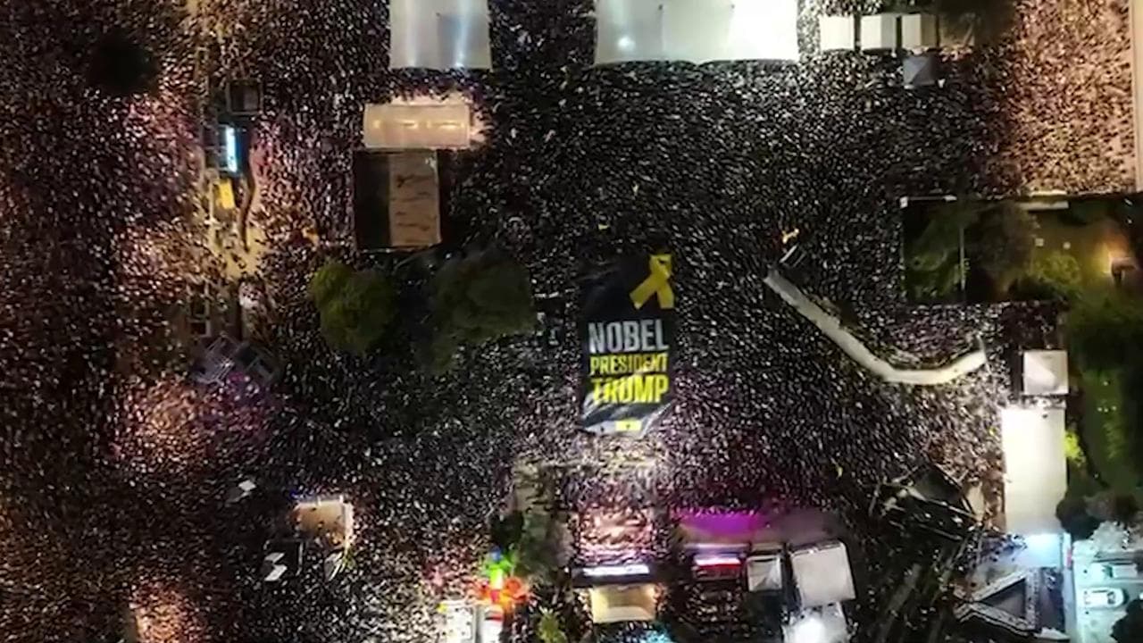 Tel Aviv, la folla inneggia a Trump: lo striscione gigantesco per il Nobel per la pace al presidente