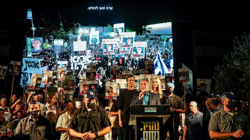 L’inviato speciale degli Stati Uniti per il Medio Oriente, Steve Witkoff, ha parlato a “Hostages Square”, a Tel Aviv, affiancato da Jared Kushner e Ivanka Trump