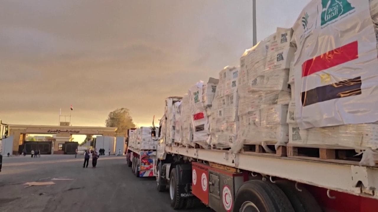 Gaza, i camion carichi di aiuti umanitari pronti per entrare nella Striscia attraverso Rafah