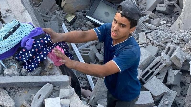 Ahmed torna nella casa bombardata il giorno prima del cessate il fuoco: “Non ho più un futuro”