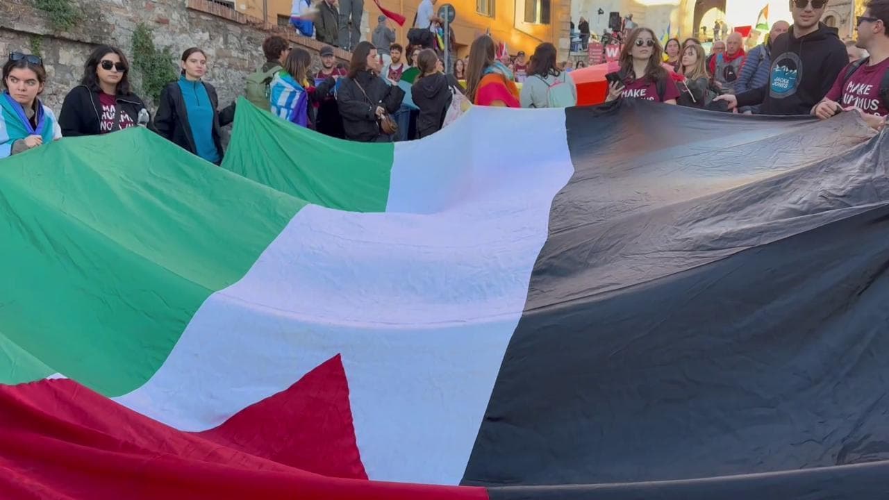 Marcia della Pace, sfila bandiera palestinese. Lotti: "Siamo già in guerra, tempesta sta arrivando"
