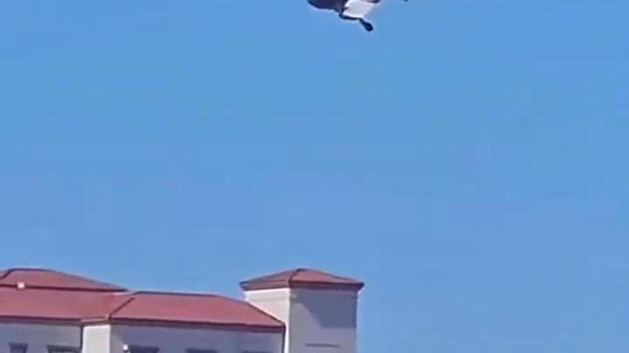 California, elicottero fuori controllo si schianta vicino alla spiaggia: cinque feriti