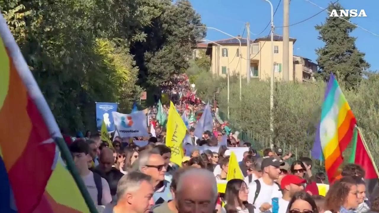 Perugia-Assisi, la marcia della pace con i colori dell'iride ma anche della Palestina