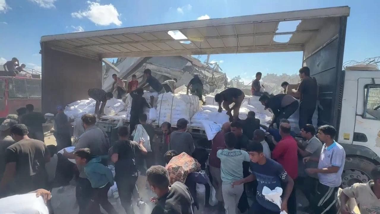 Gaza. Urla, corse, clacson: l'assalto ai camion degli aiuti nella Striscia del cessate il fuoco