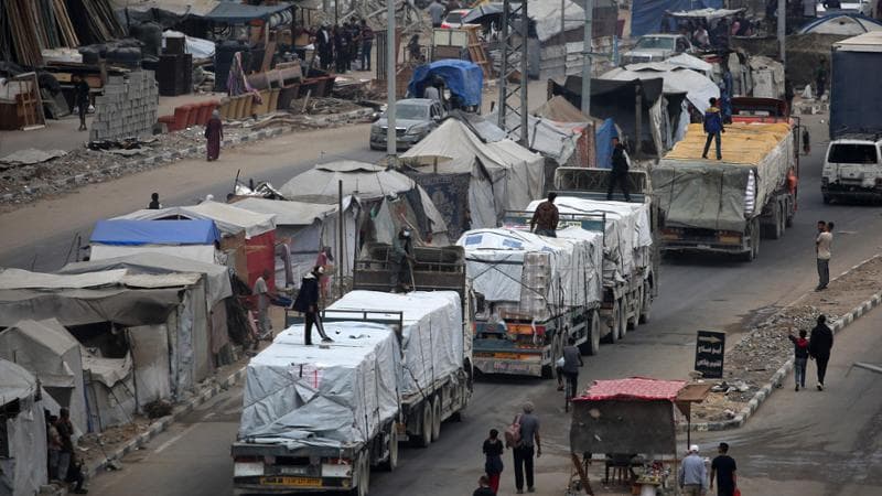 Gaza, entrano i tir con gli aiuti per la popolazione stremata. Si cercano i corpi tra le macerie