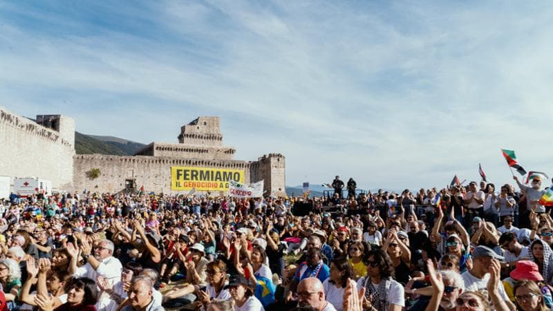 Il ritorno dei pacifisti, in 200mila per la marcia Perugia-Assisi: “Guerre non inevitabili”