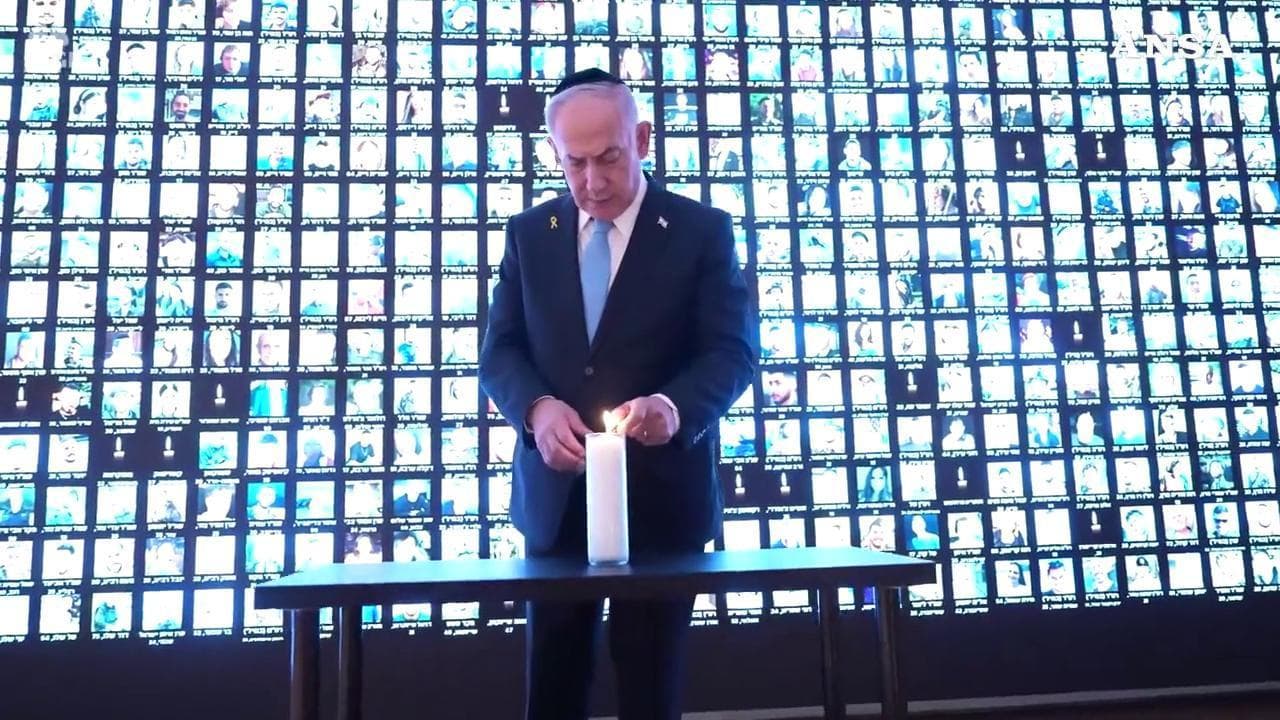 Netanyahu ricorda i caduti: accesa una candela alla Biblioteca Nazionale di Israele