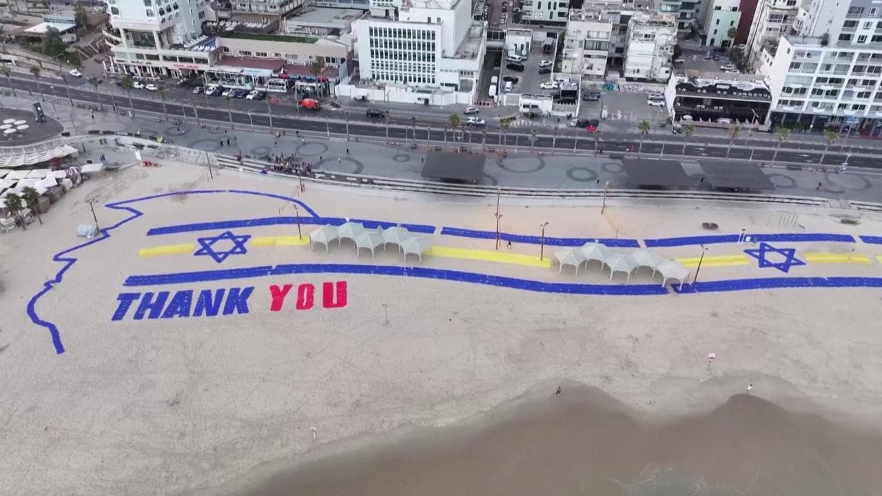 Sulla spiaggia di Tel Aviv un “grazie” a Trump per la fine della guerra: le immagini dall'alto