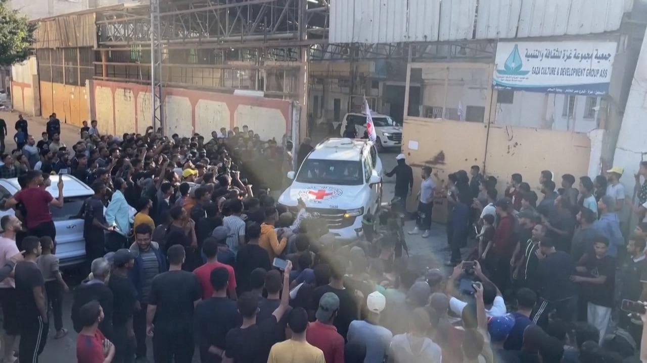 Gaza, i primi sette ostaggi liberati in viaggio sui mezzi della Croce Rossa