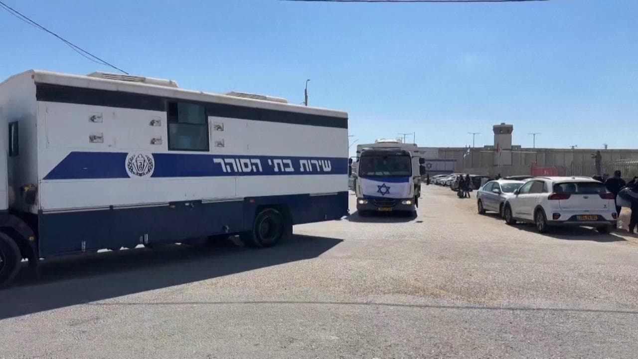 Gaza, i prigionieri palestinesi liberati trasportati dai pullman israeliani
