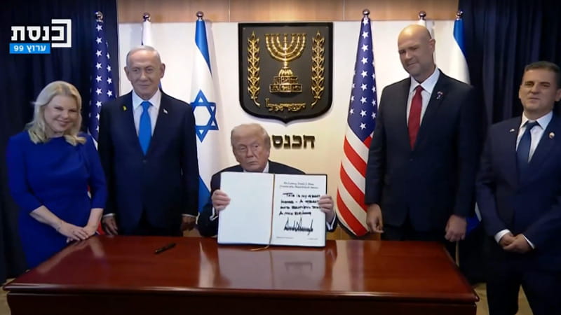 Trump, ovazione alla Knesset: “Guerra finita, prosperità per il Medio Oriente. Mano tesa all’Iran”