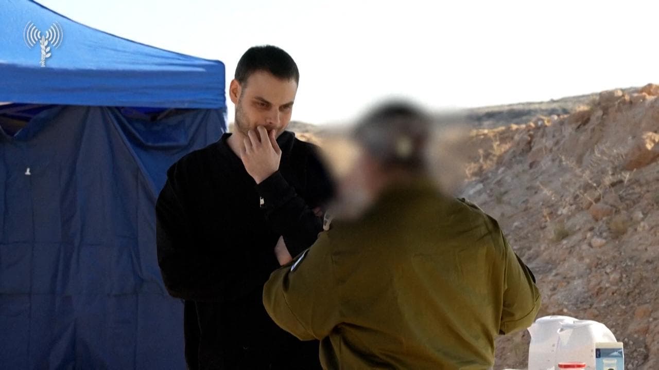 Gaza, uno dei venti ostaggi israeliani liberati sorride e parla con una soldatessa a un check point