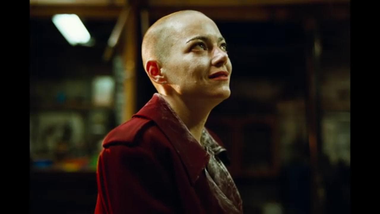 "Bugonia", il nuovo film con Emma Stone accusata di essere un'aliena - trailer
