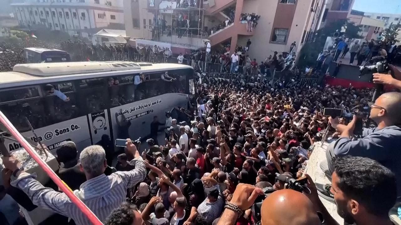 Khan Younis: una enorme folla accoglie i detenuti palestinesi rilasciati da Israele