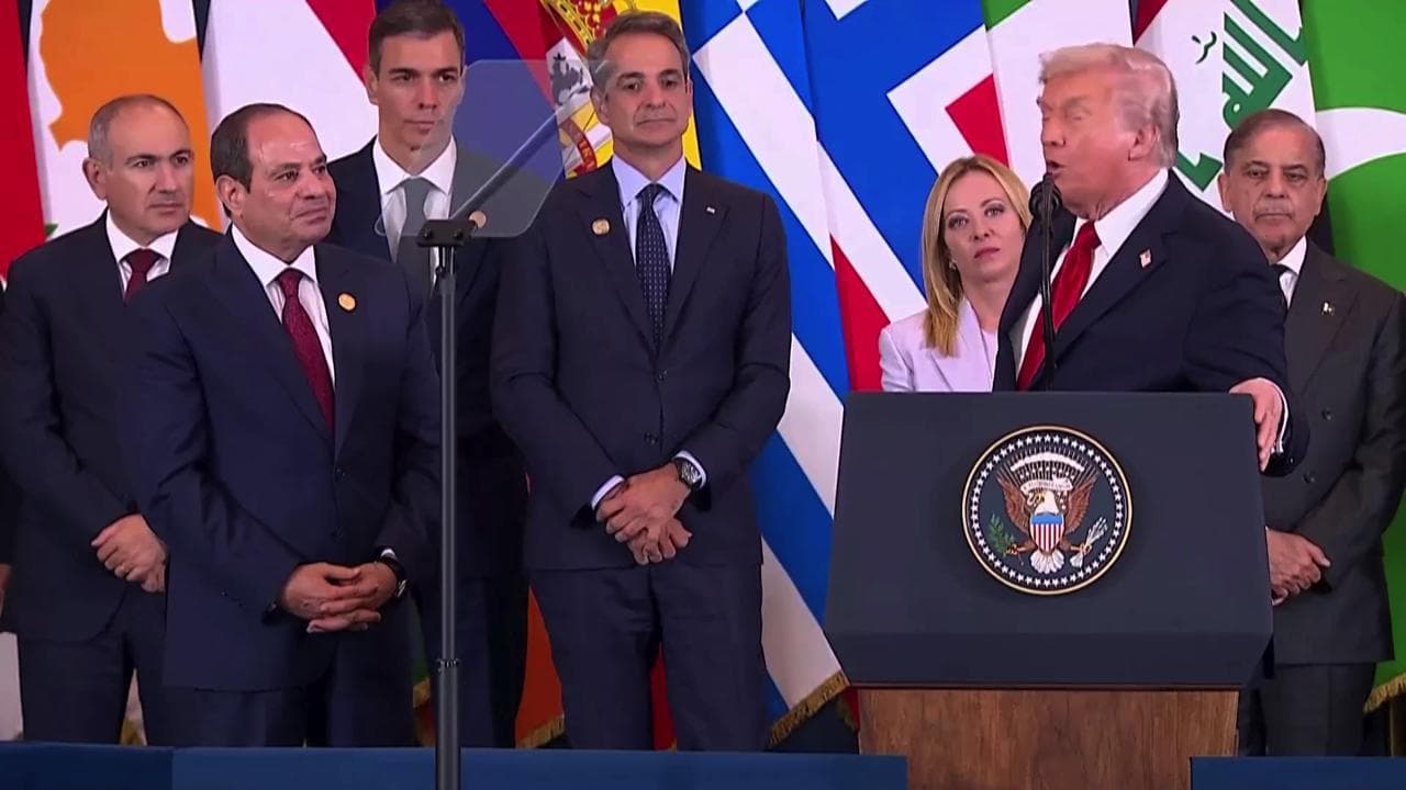 Giorgia Meloni "impallata" da Trump: il siparietto della premier che tenta di farsi spazio