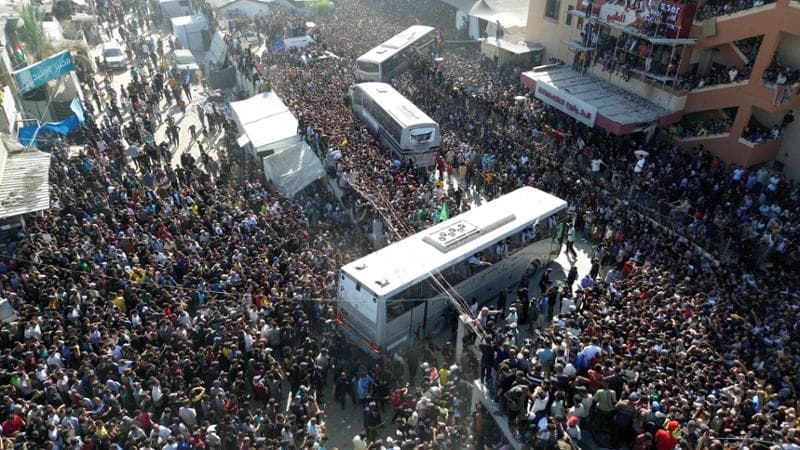 Tute grigie e cicatrici, la libertà amara degli ex prigionieri palestinesi dopo lo scambio