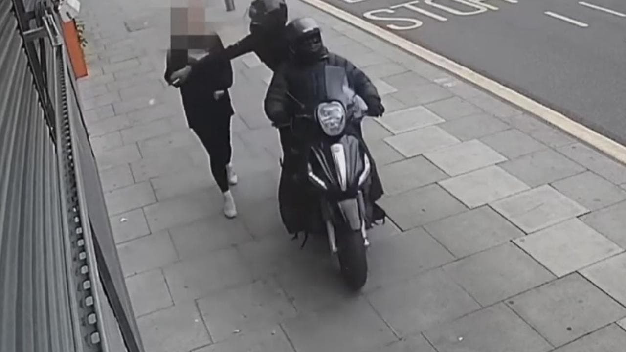 Londra, smantellata la banda dei cellulari dopo oltre 40.000 furti: come agiva e dove li rivendeva