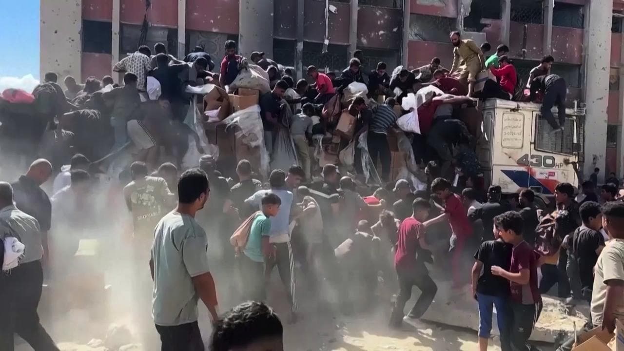Gaza, tornano gli aiuti ma è assalto ai camion