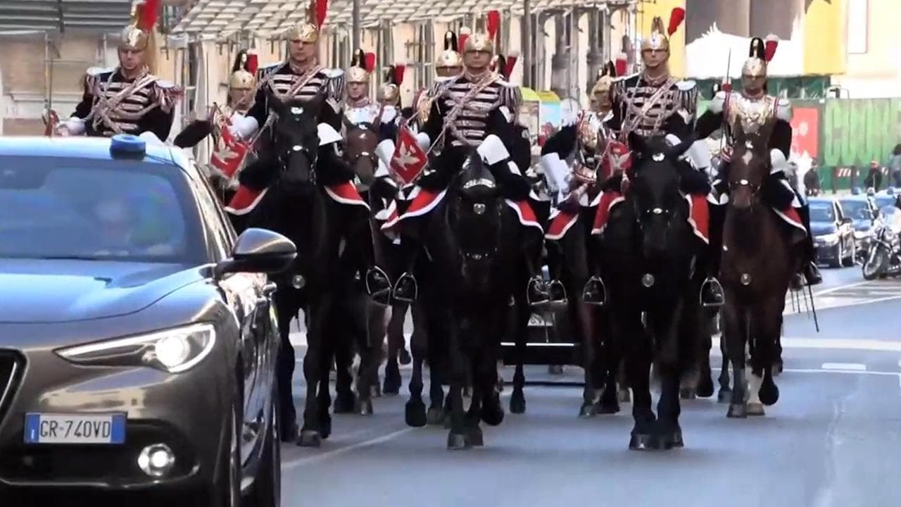 Mattarella riceve papa Leone: i corazzieri a cavallo scortano l'auto del pontefice al Quirinale