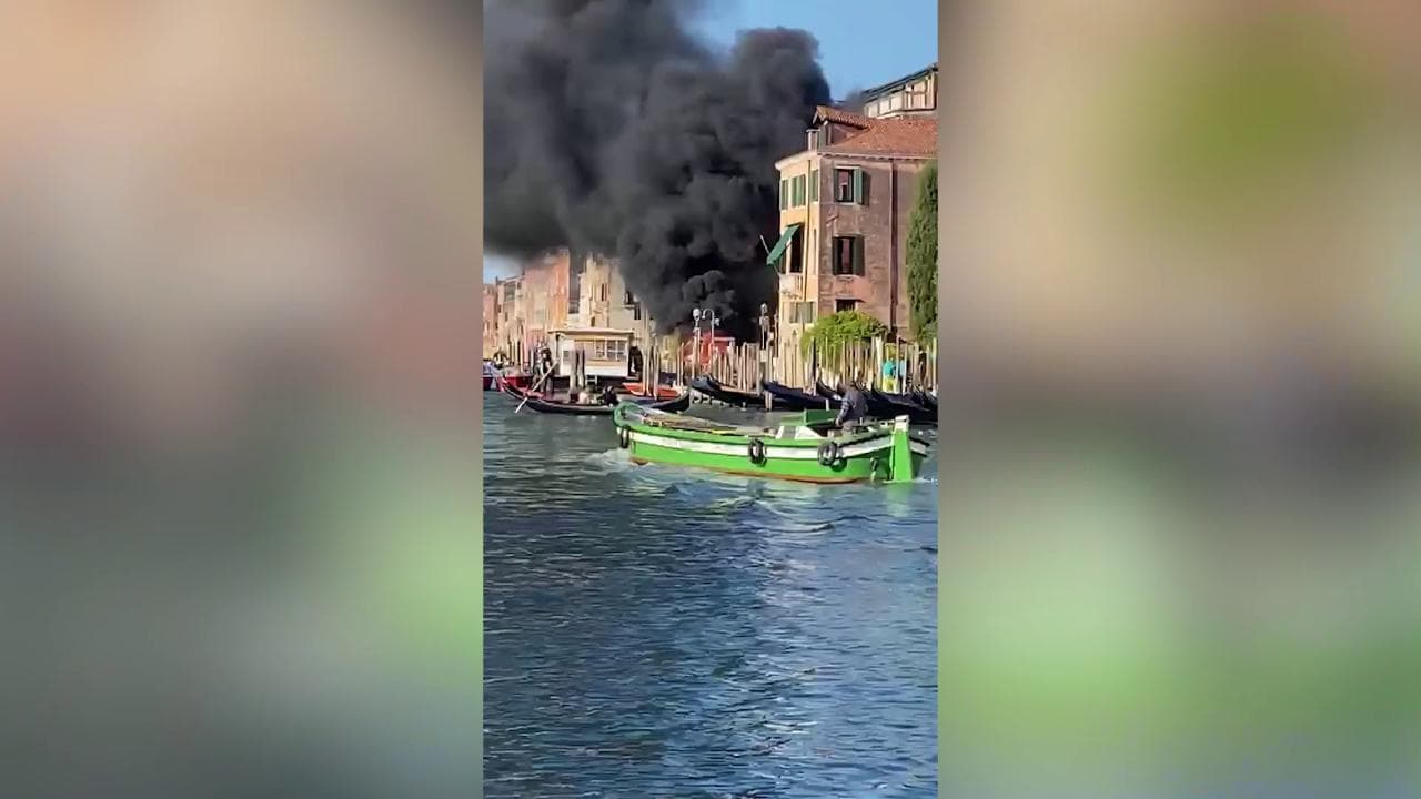 Venezia, un barcone prende fuoco nel Canal Grande. Colonna di fumo nero visibile da tutta la città