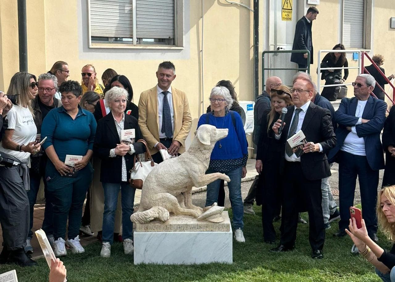 La cerimonia per la statua restaurata (9 ottobre 2025). Al centro, in blu e con gli occhiali, Mirna Barlettani