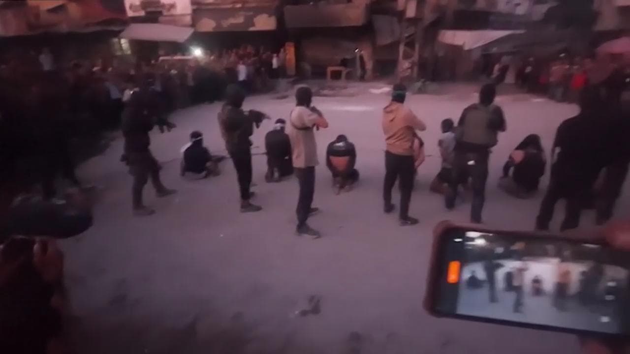 Gaza, miliziani di Hamas giustiziano sette persone accusate di essere collaborazionisti di Israele
