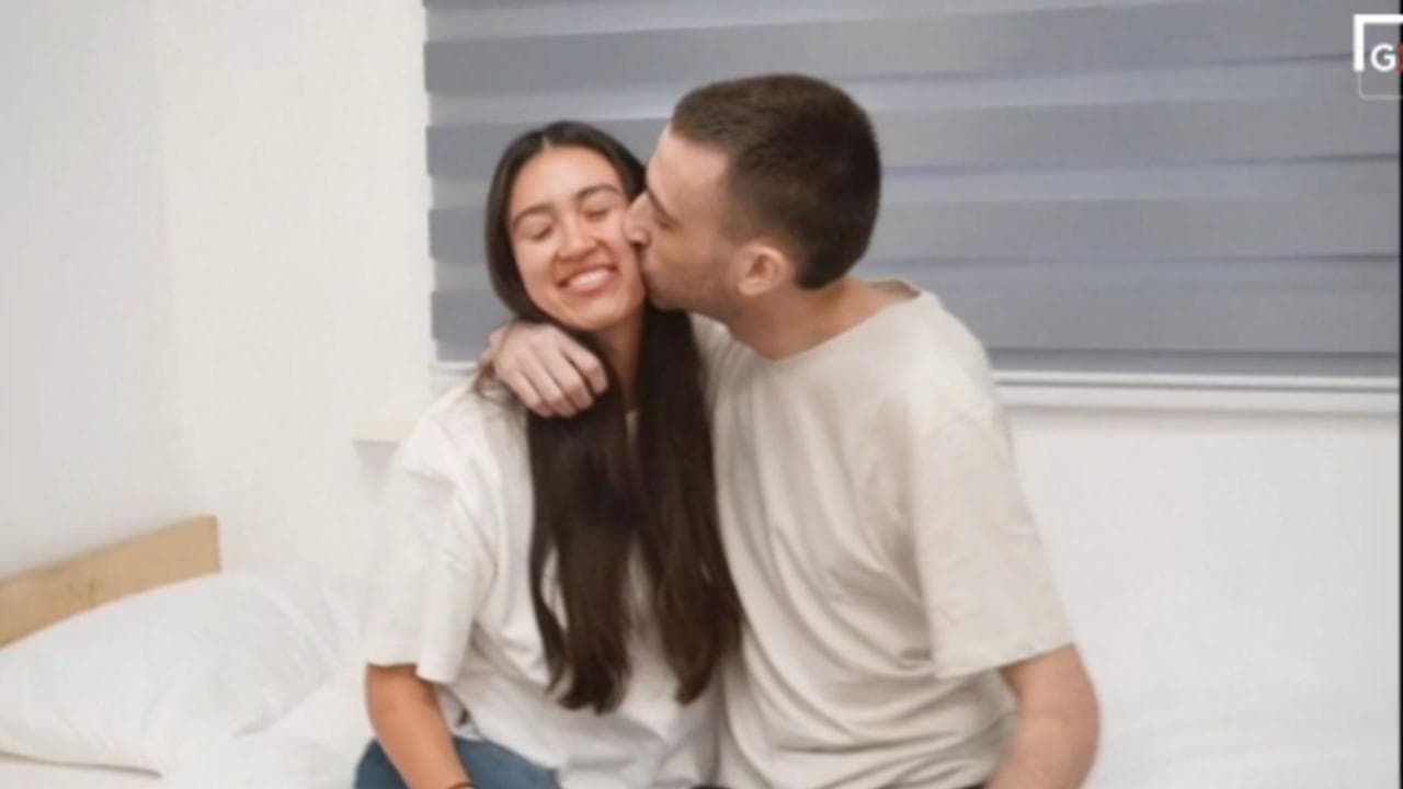 Israele, Noa Argamani e il fidanzato liberato da Hamas si ritrovano: il bacio che emoziona tutti