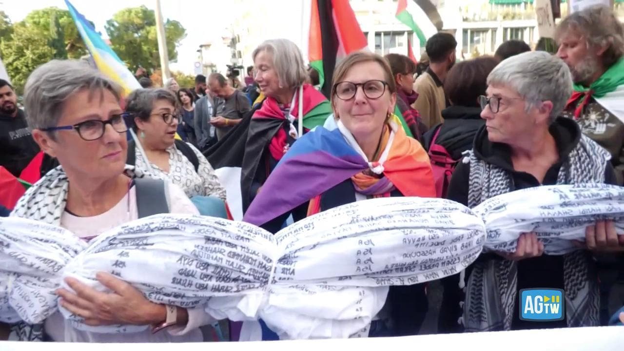Calcio, alla protesta contro Italia-Israele un sudario di 25 metri con i nomi dei bimbi morti a Gaza