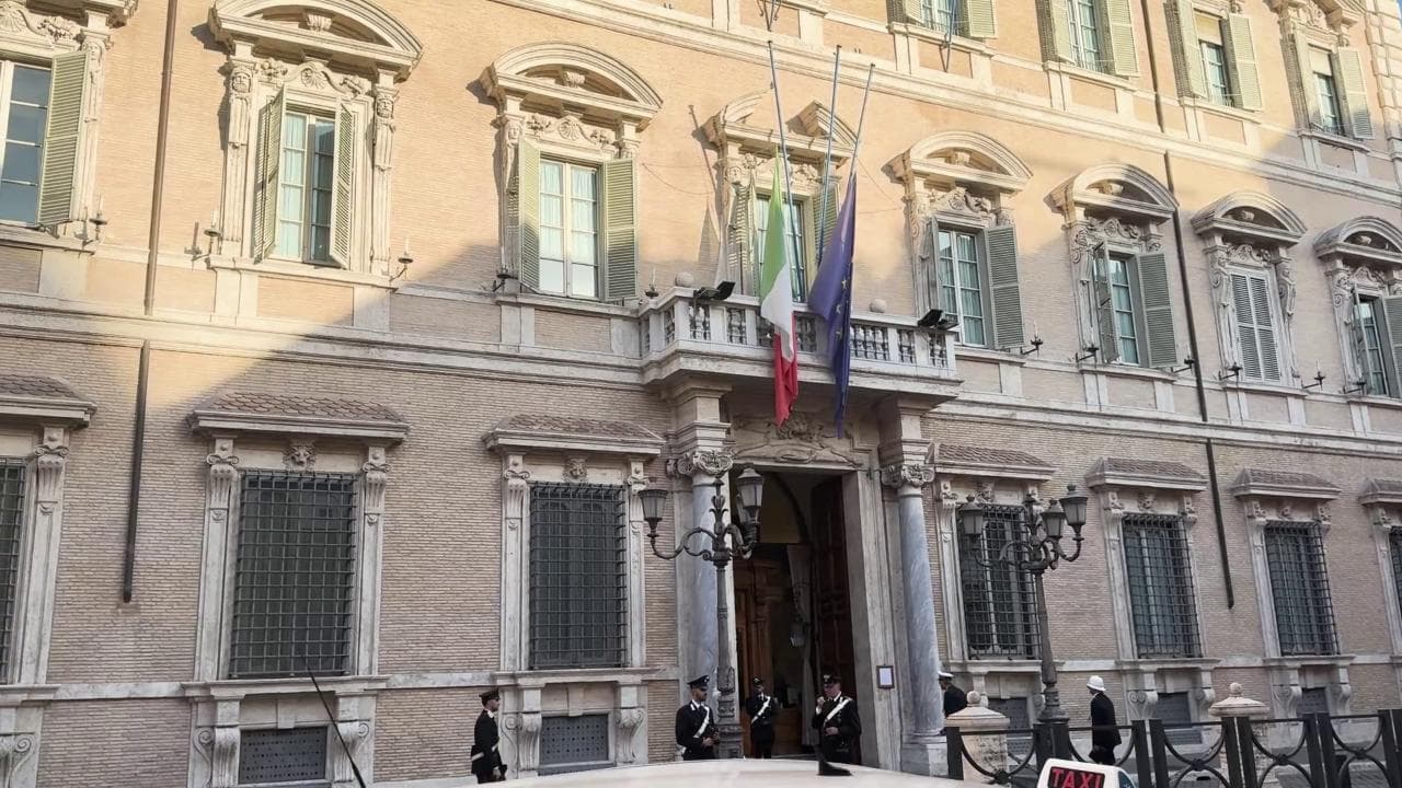 Bandiere a mezz'asta a Camera e Senato: il lutto per i tre carabinieri morti a Castel D'Azzano