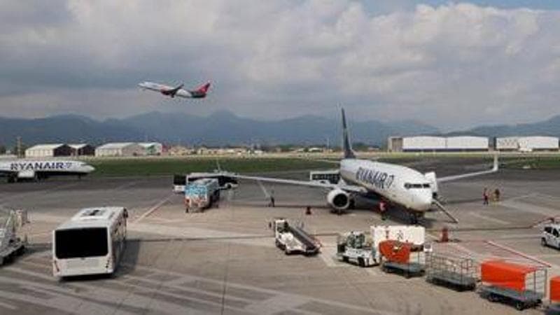 Voli in ritardo, indennizzi dopo 3 ore e soglia a 300 euro: le nuove tutele per i viaggiatori