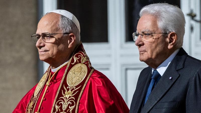 Corazzieri, mozzetta, onori: Leone rispetta il protocollo. Appello su migranti e vita