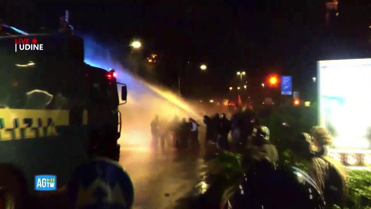 Italia-Israele a Udine: idranti e lacrimogeni sul corteo pro Pal