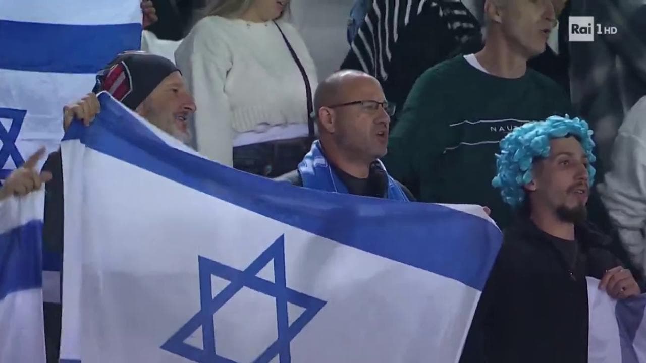 Calcio, fischi durante l'inno di Israele: la protesta dei tifosi italiani a Udine