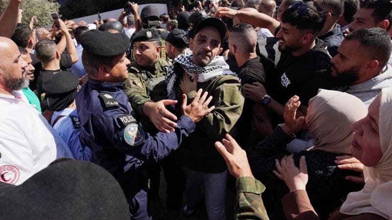 Gli ex detenuti: “Nelle celle israeliane trattati come insetti, torturati coi gas lacrimogeni”