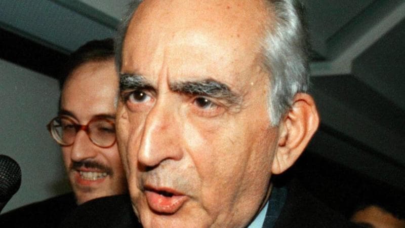 Duilio Poggiolini, ex direttore alla Sanità, coinvolto in Mani Pulite. Famoso il suo pouf pieno di denaro