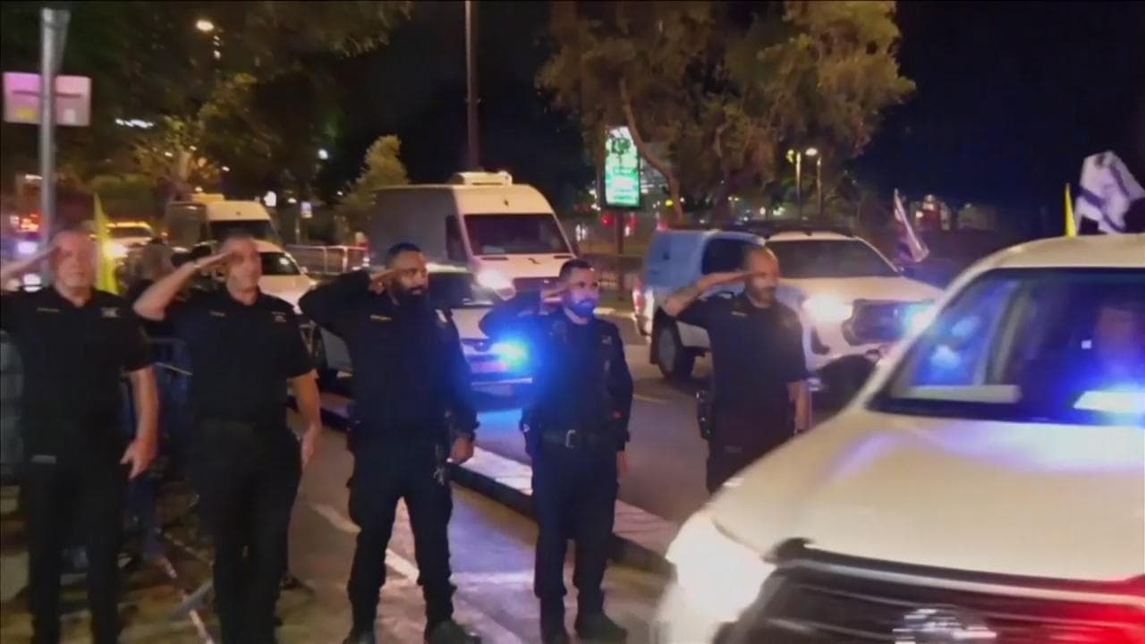 Tel Aviv, i resti di quattro ostaggi morti riportati in Israele. Una donna: "Sono parte di noi"