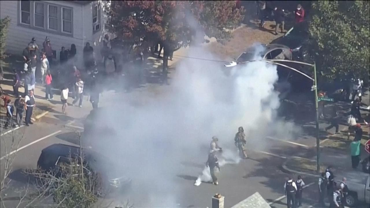 Guerriglia urbana a Chicago: gli scontri con i militari dopo l'invio di truppe di Trump