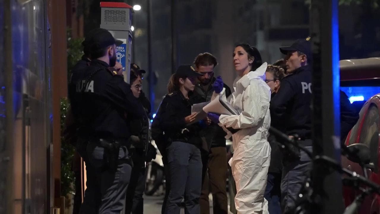 Milano, donna trascinata sul terrazzo e accoltellata: la scientifica sul luogo del femminicidio