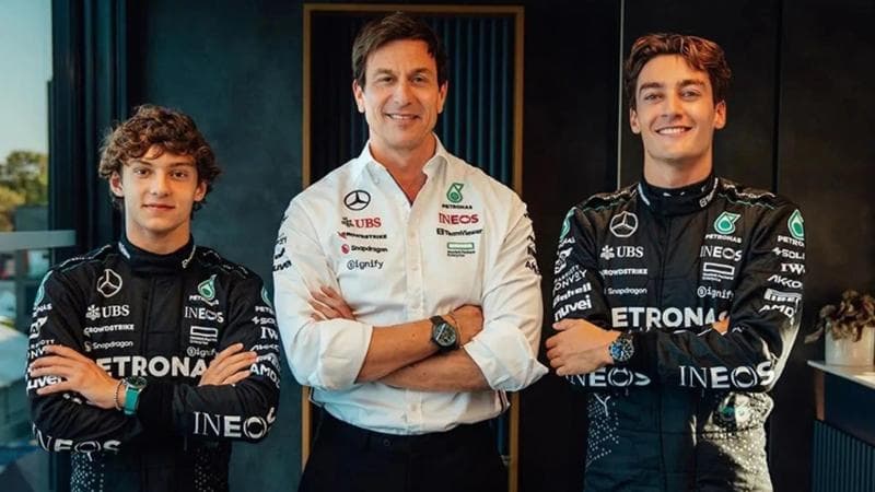 Toto Wolff con Kimi Antonelli (a sx) e George Russell