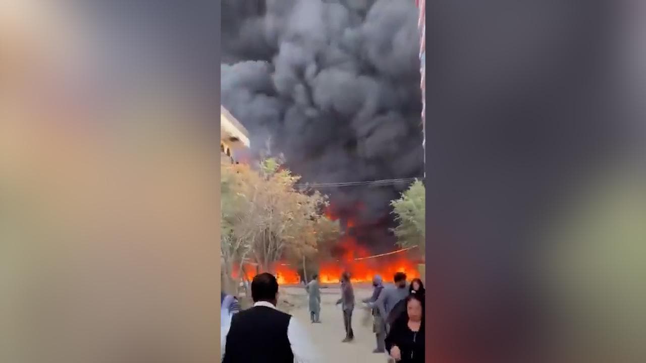 Afghanistan, attacchi mirati del Pakistan su Kabul: fiamme e alte colonne di fumo dopo i raid