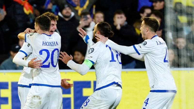 La festa dei giocatori del Kosovo dopo la vittoria in Svezia
