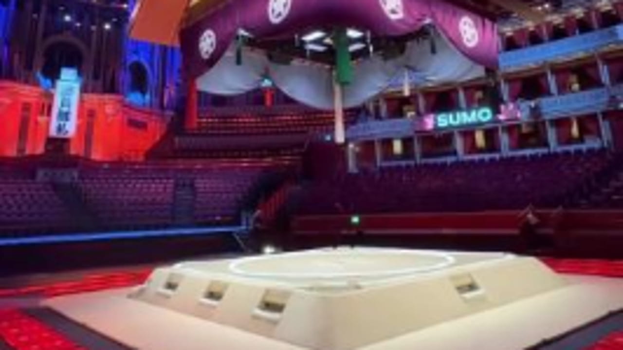 Londra, dalla musica classica alla lotta Sumo: la storica Royal Albert Hall si trasforma in un arena