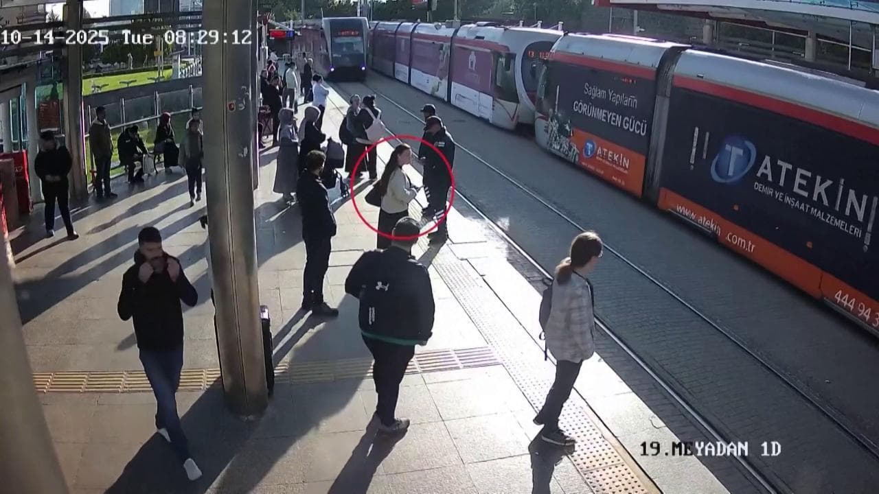 Turchia, indossa gli auricolari e non sente l'arrivo del tram: salvata all'ultimo istante