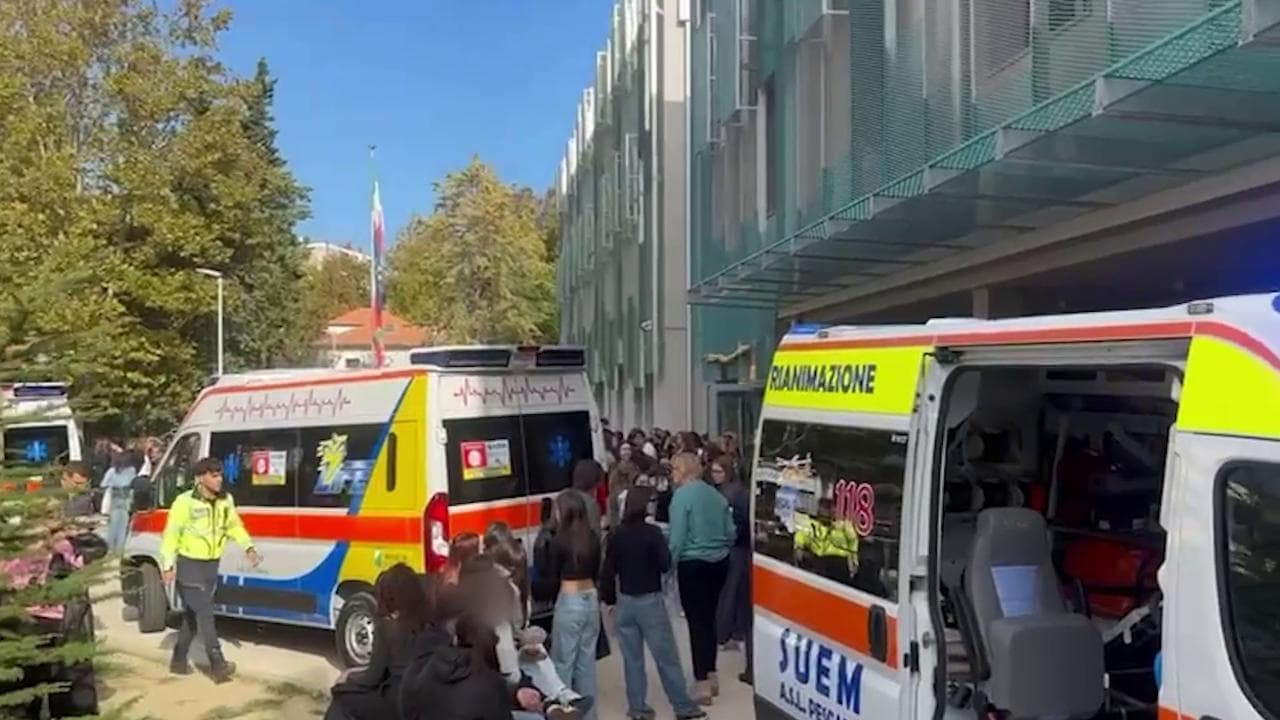 Liceo evacuato a Pescara: sospetta intossicazione da ammoniaca. Scatta il protocollo emergenze