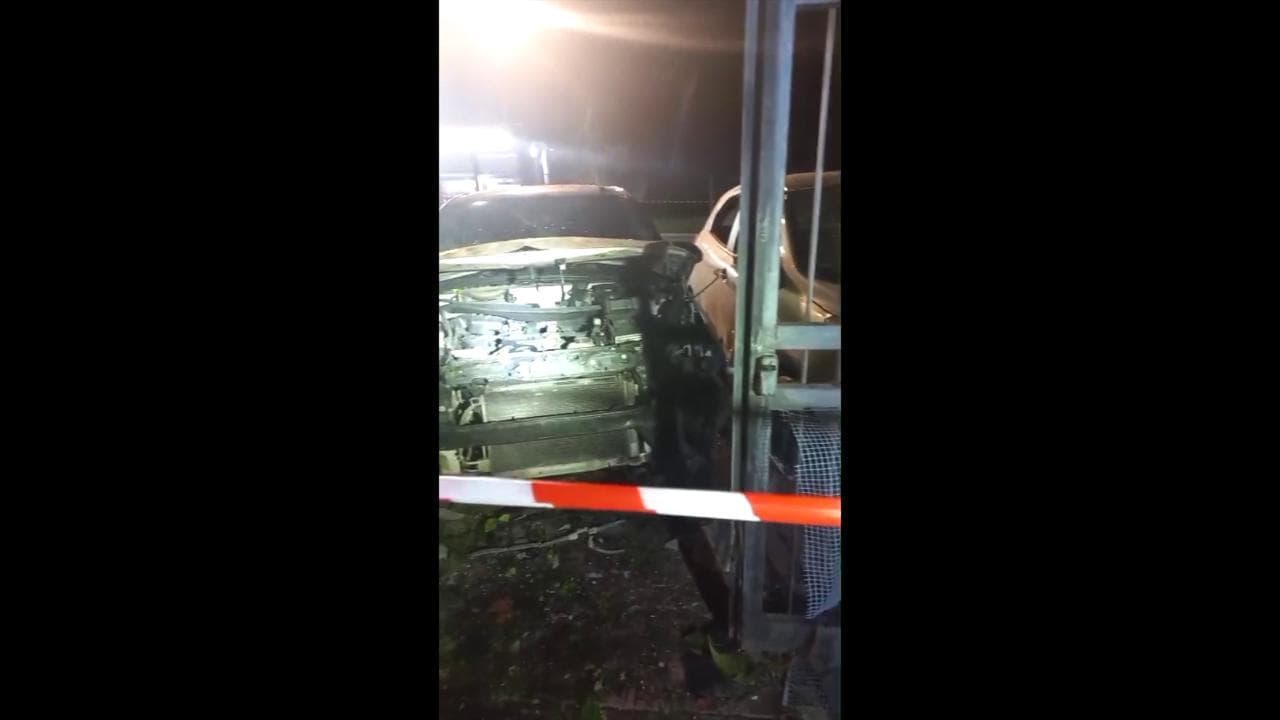Bomba distrugge le auto di Sigfrido Ranucci e della figlia davanti alla loro casa a Pomezia