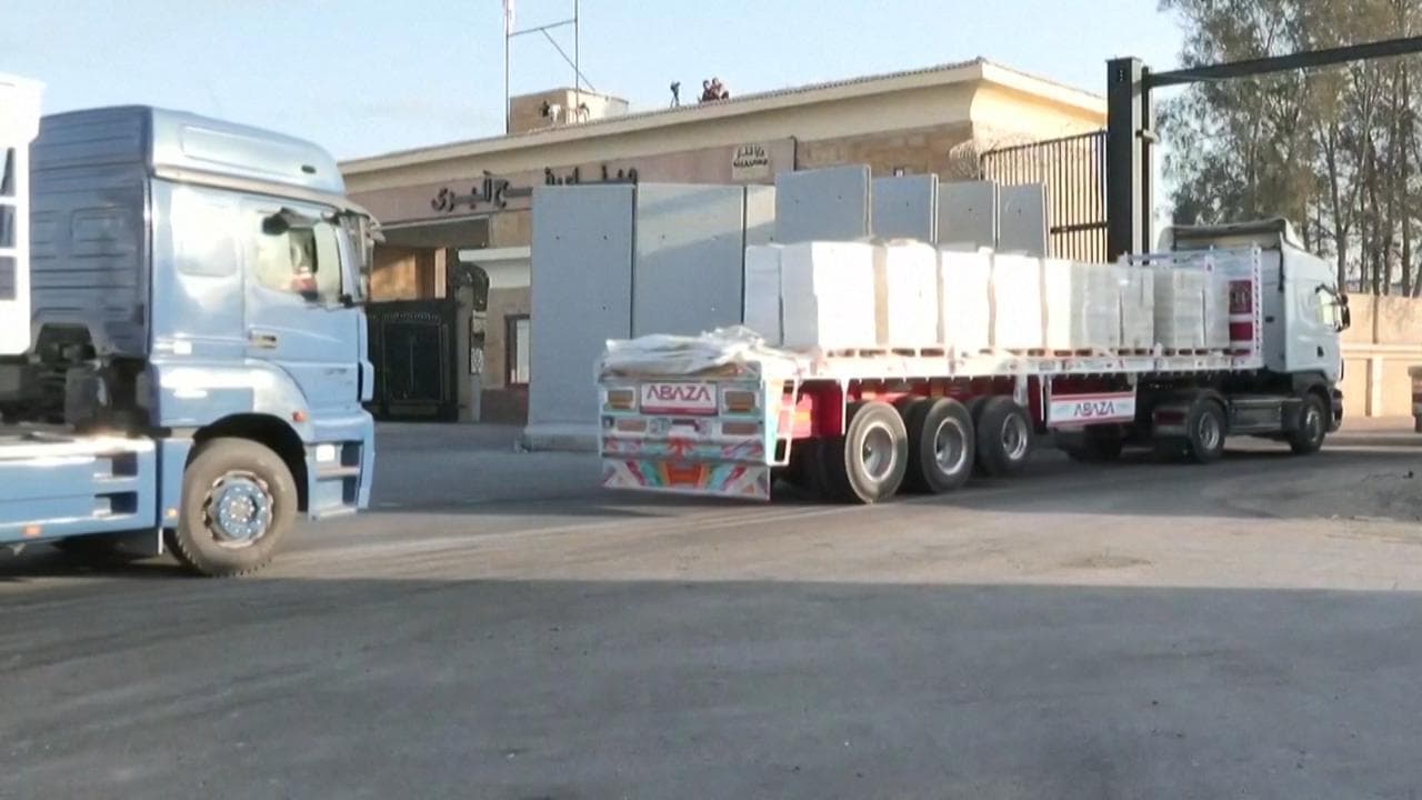 Egitto: camion umanitari passano dal valico di Rafah nonostante lo "stop" di Israele