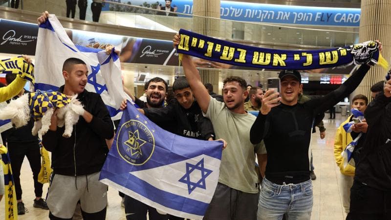 Accoglienza all'aeroporto israeliano Ben Gurion dei tifosi del Maccabi Tel Aviv lo scorso anno dopo gli scontri che li hanno visti protagonisti ad Amsterdam